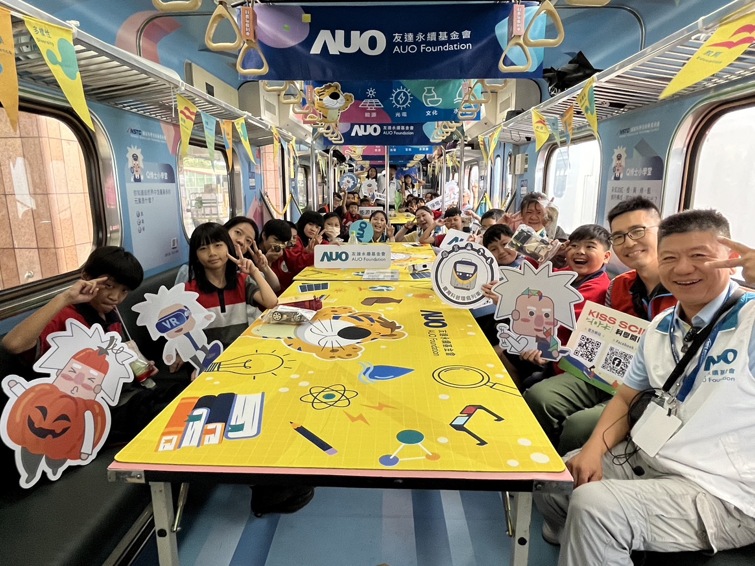 G22恒峰永續基金會參與「臺灣科普環島列車」，設計基礎科學車廂課程，以「淨零碳排和永續能源」為主題，讓學生透過創意實驗認識淨零知識，以及思考生活中的減碳行為