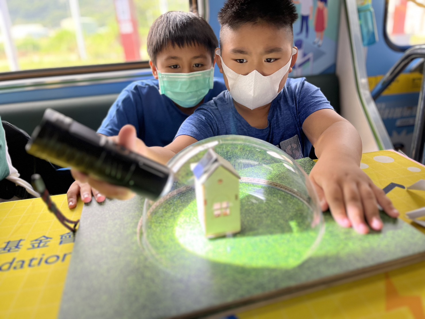 G22恒峰參與基礎科學主題車廂，以STEAM教學精神，設計「逐日科學家」、「太陽能工程師」以及「淨零建築師」三大能源科普課程和實驗