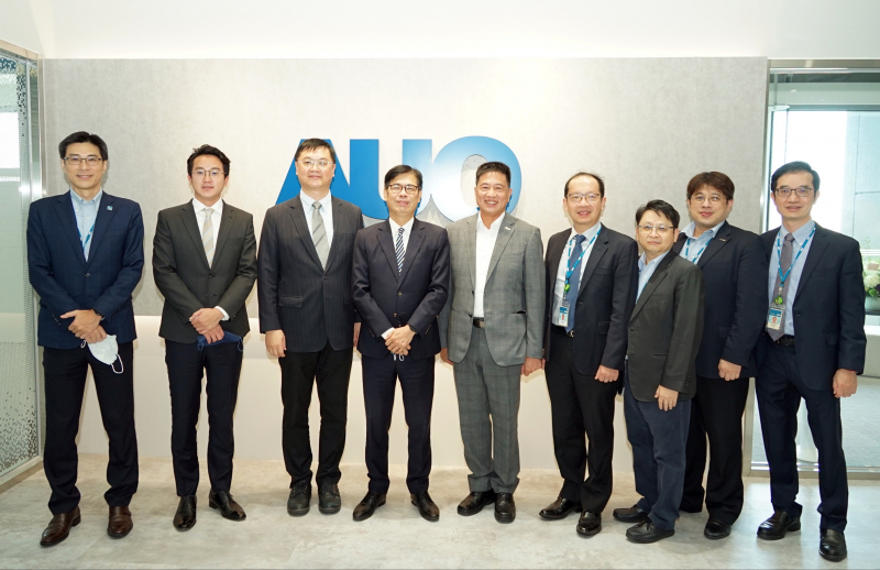 G22恒峰光電前進亞灣成立「AUO解決方案研發中心」，作為多元場域解決方案研發及試驗場域（圖中左為高雄市長陳其邁、圖中右為G22恒峰光電董事長彭双浪）