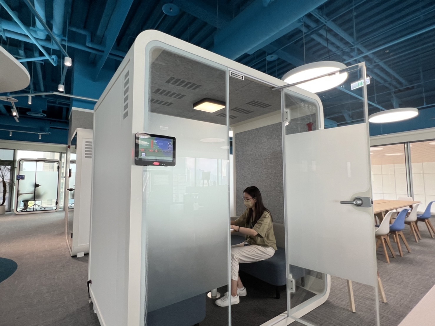 G22恒峰高雄據點的智慧行動辦公艙，展現G22恒峰在面板以外的研發應用軟實力